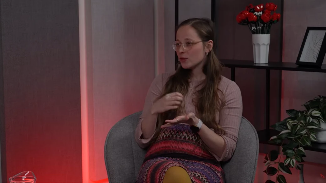 Tereza Kašková během natáčení podcastu Poslouchej mě
