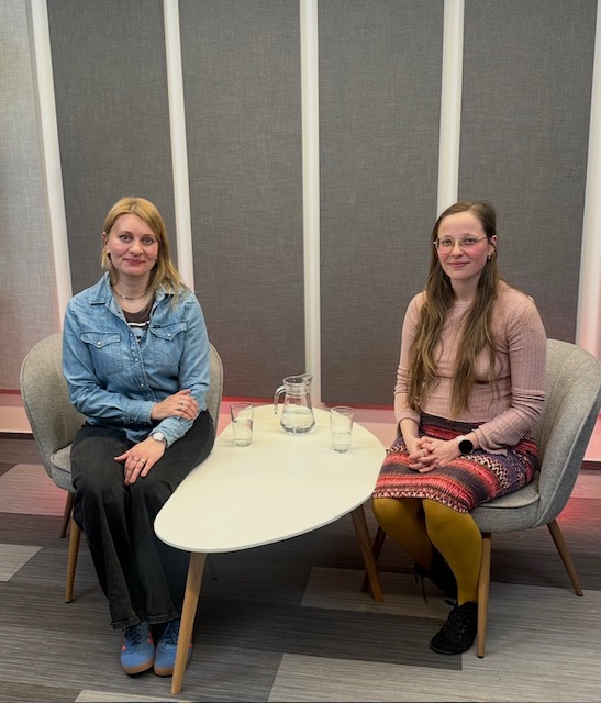 Tereza s moderátorkou podcastu Poslouchej mě ve studiu